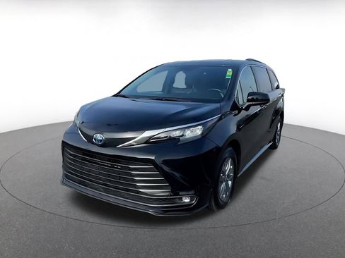 Used 2025 Toyota Sienna XLE image 7
