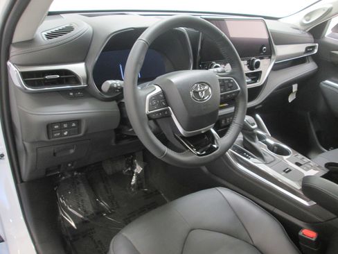 Used 2023 Toyota Highlander Platinum image 12
