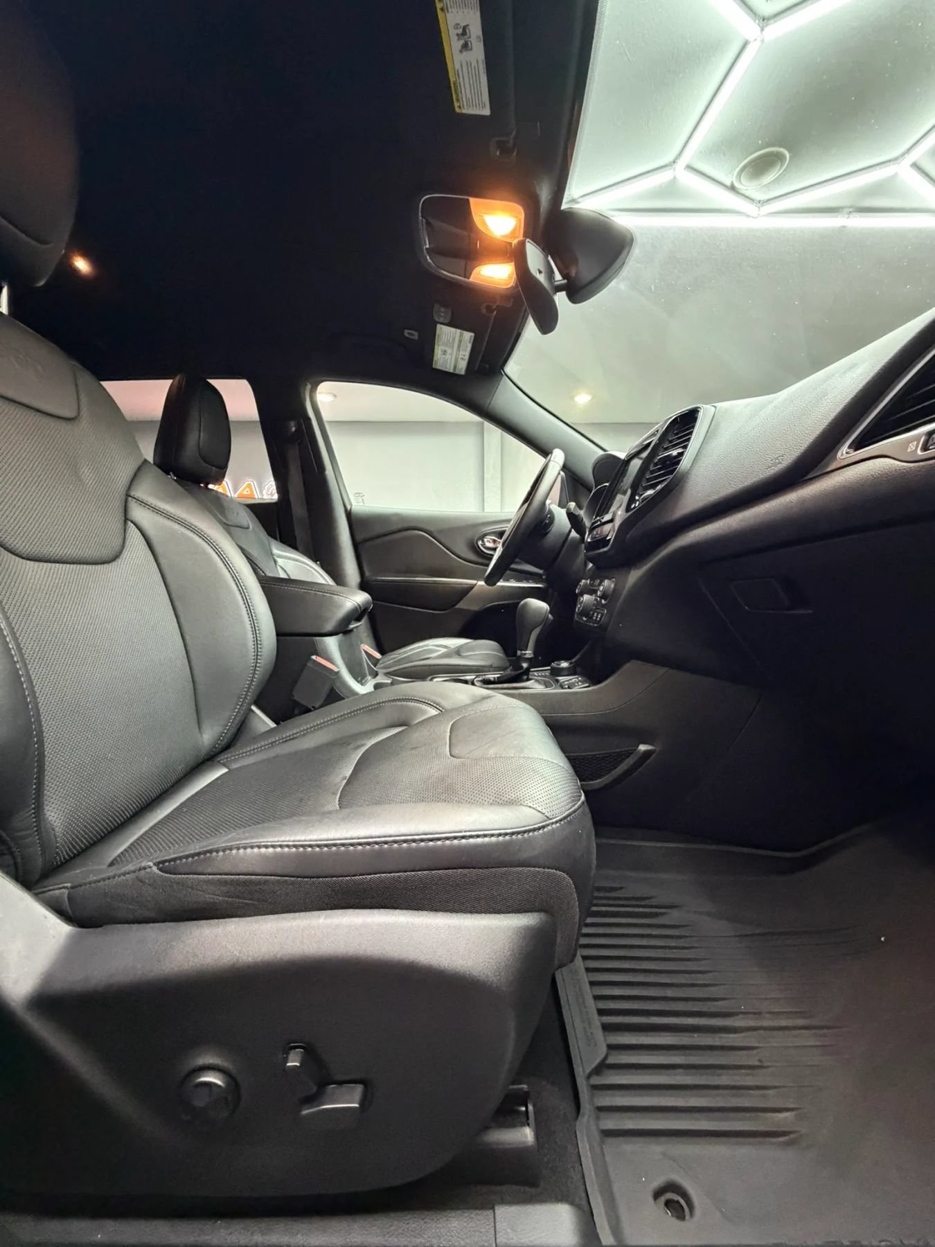 Used 2019 Jeep Cherokee High Altitude AWD/4WD image 33