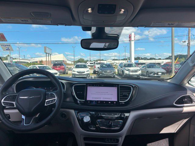 Used 2022 Chrysler Pacifica Touring-L FWD image 13