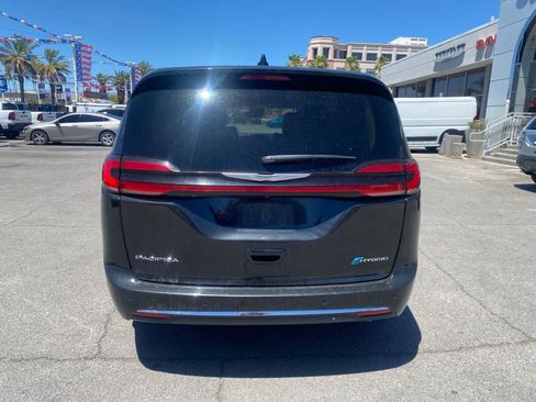 Used 2023 Chrysler Pacifica Touring-L FWD image 7