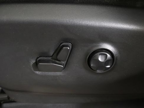 Used 2023 Chrysler Pacifica Touring-L FWD image 31