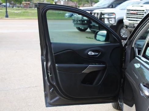 Used 2019 Jeep Cherokee Latitude Plus w/ Comfort/Convenience Group FWD image 10