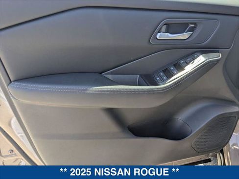 Used 2025 Nissan Rogue SV FWD image 10