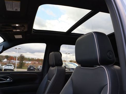 Used 2023 Chevrolet Suburban Premier image 29