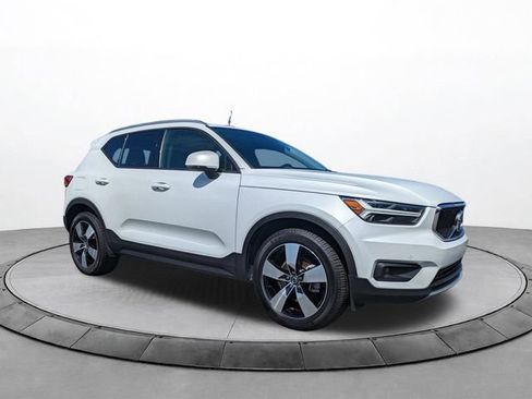Used 2021 Volvo XC40 T5 Momentum w/ Premium Package image 2