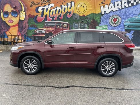 Used 2018 Toyota Highlander SE image 2