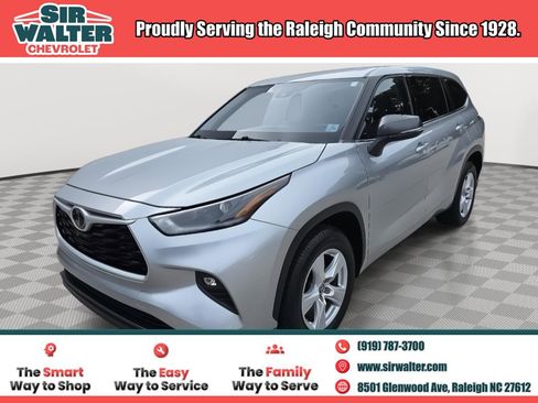 Used 2021 Toyota Highlander LE image 1