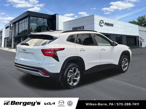 Used 2024 Chevrolet Trax LT w/ LT Convenience Package FWD image 5