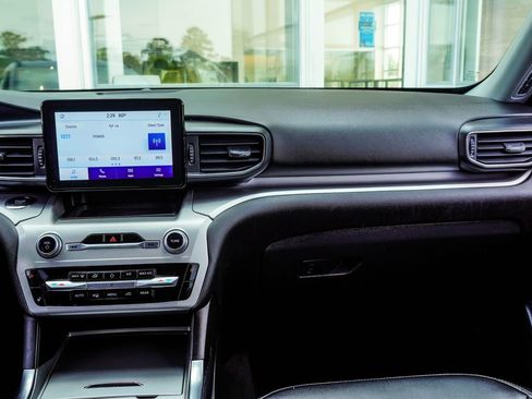 Used 2022 Ford Explorer XLT w/ Equipment Group 202A image 18