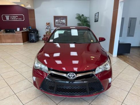 Used 2016 Toyota Camry SE image 2