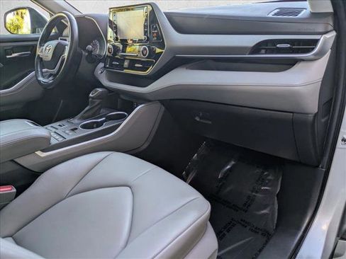 Used 2022 Toyota Highlander XLE image 21