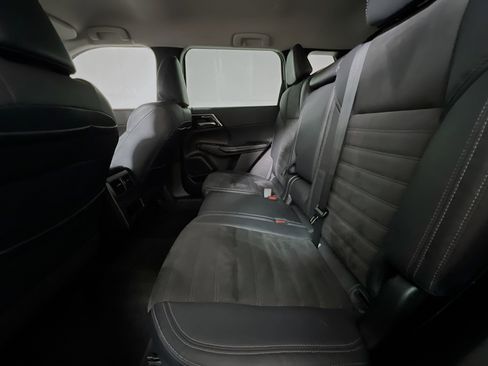 Used 2023 Mitsubishi Outlander ES image 29