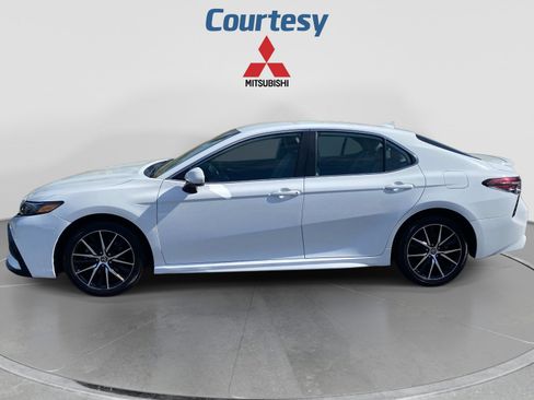 Used 2023 Toyota Camry SE FWD image 2