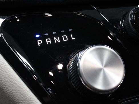 Used 2023 Chrysler Pacifica Touring-L FWD image 31