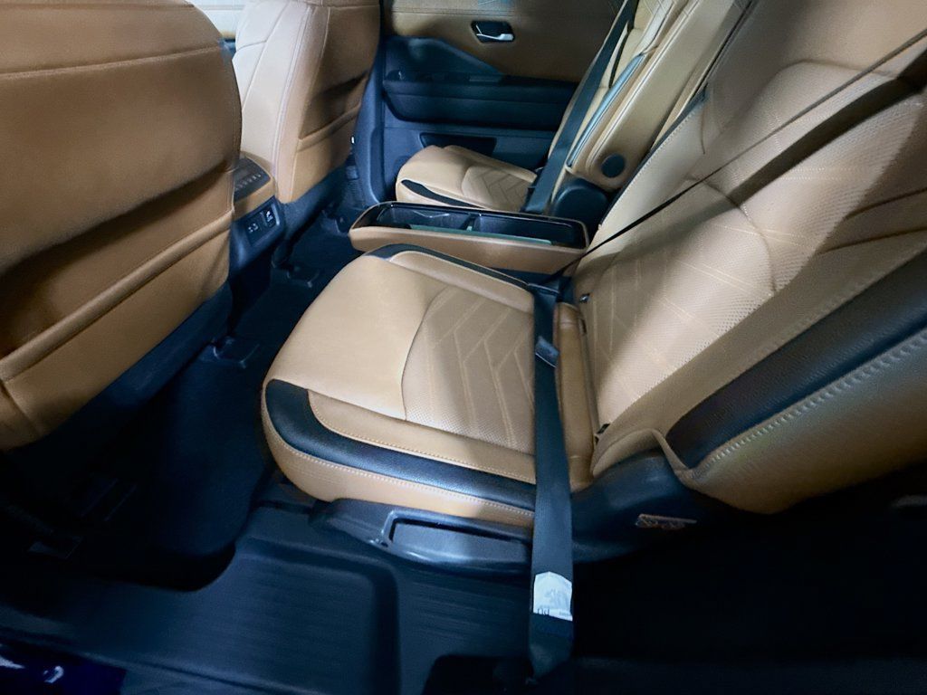 Certified 2025 Nissan Pathfinder Platinum AWD/4WD image 30