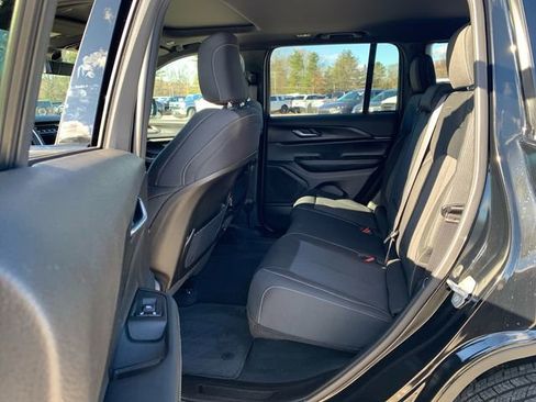 Used 2025 Jeep Grand Cherokee Laredo X w/ Luxury Tech Group I image 15