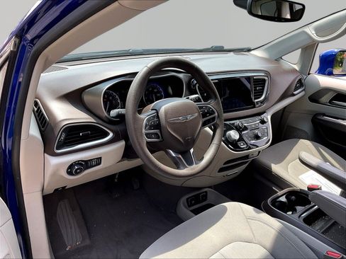 Used 2019 Chrysler Pacifica Touring Plus FWD image 17