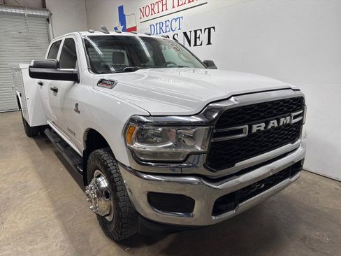 Used 2019 RAM 3500 Tradesman w/ Chrome Appearance Group image 2