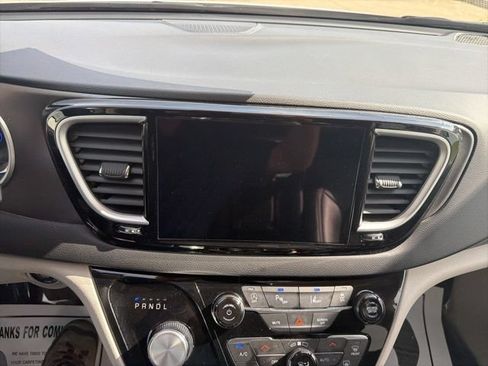 Used 2024 Chrysler Pacifica Touring-L FWD image 20