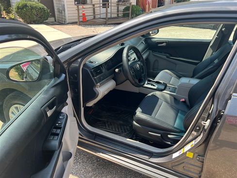 Used 2012 Toyota Camry LE FWD image 12