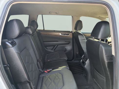 Used 2024 Volkswagen Atlas SE AWD/4WD image 12