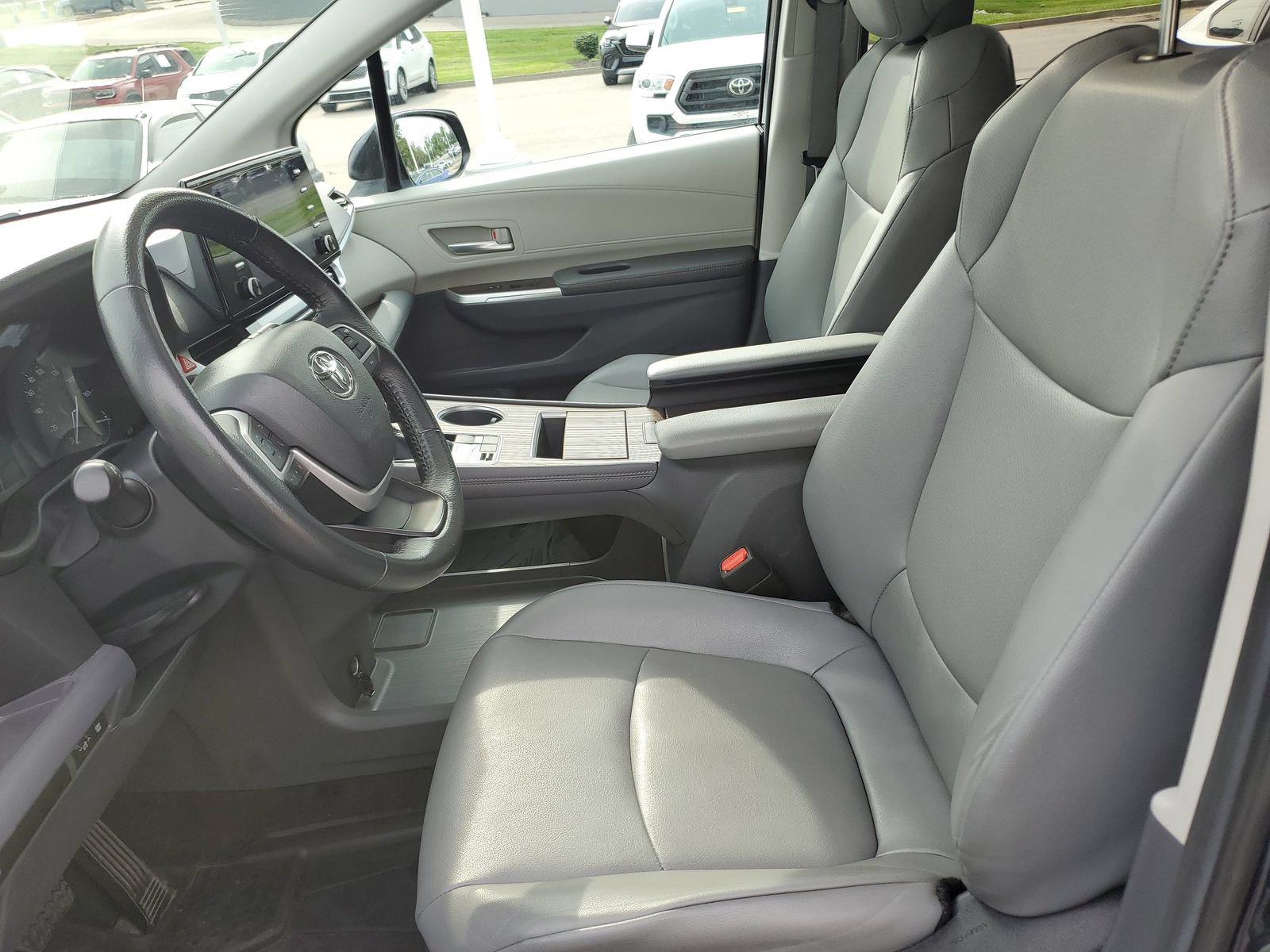 Certified 2024 Toyota Sienna XLE FWD image 15