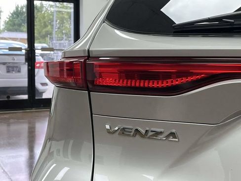Used 2021 Toyota Venza LE w/ Carpet Mat Package (TMS) AWD/4WD image 10