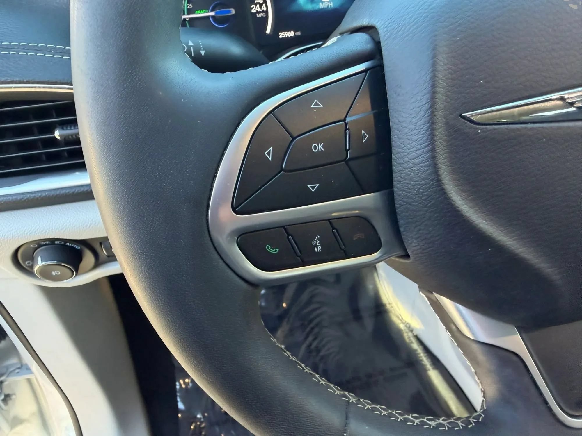 Used 2023 Chrysler Pacifica Limited w/ Uconnect Theater Family Group FWD image 17