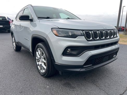 Used 2024 Jeep Compass Latitude w/ Sun and Sound Group image 3