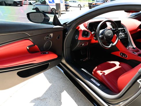 Used 2021 Aston Martin DB11 Coupe RWD image 15