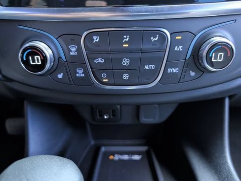 Used 2023 Chevrolet Traverse LT AWD/4WD image 19