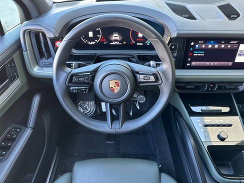 Used 2025 Porsche Cayenne image 15