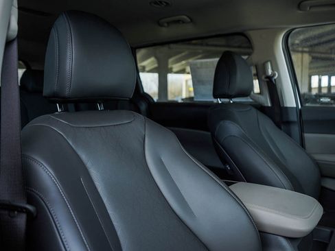 New 2026 Kia Carnival FWD image 11