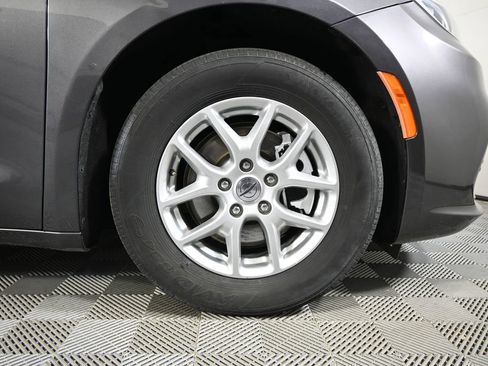 Used 2023 Chrysler Pacifica Touring-L FWD image 11