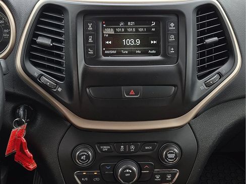 Used 2018 Jeep Cherokee Latitude w/ Altitude Package FWD image 11