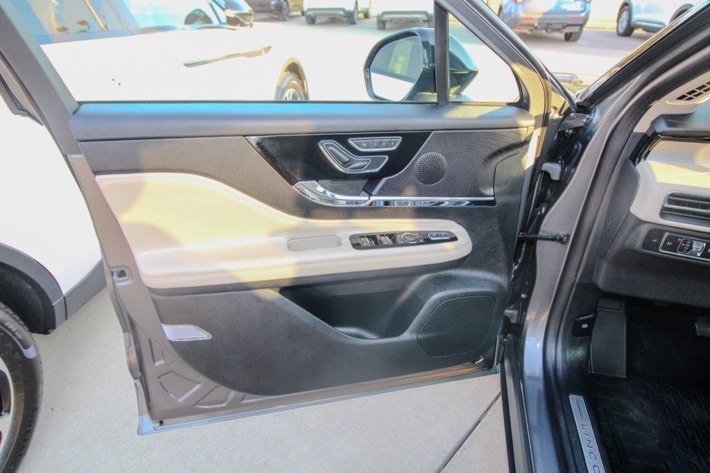 Used 2025 Lincoln Corsair AWD w/ Equipment Group 101A image 12