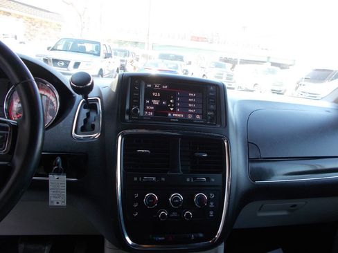 Used 2017 Dodge Grand Caravan SXT image 12