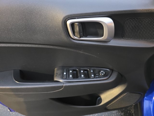Used 2024 Hyundai Venue SEL FWD image 14