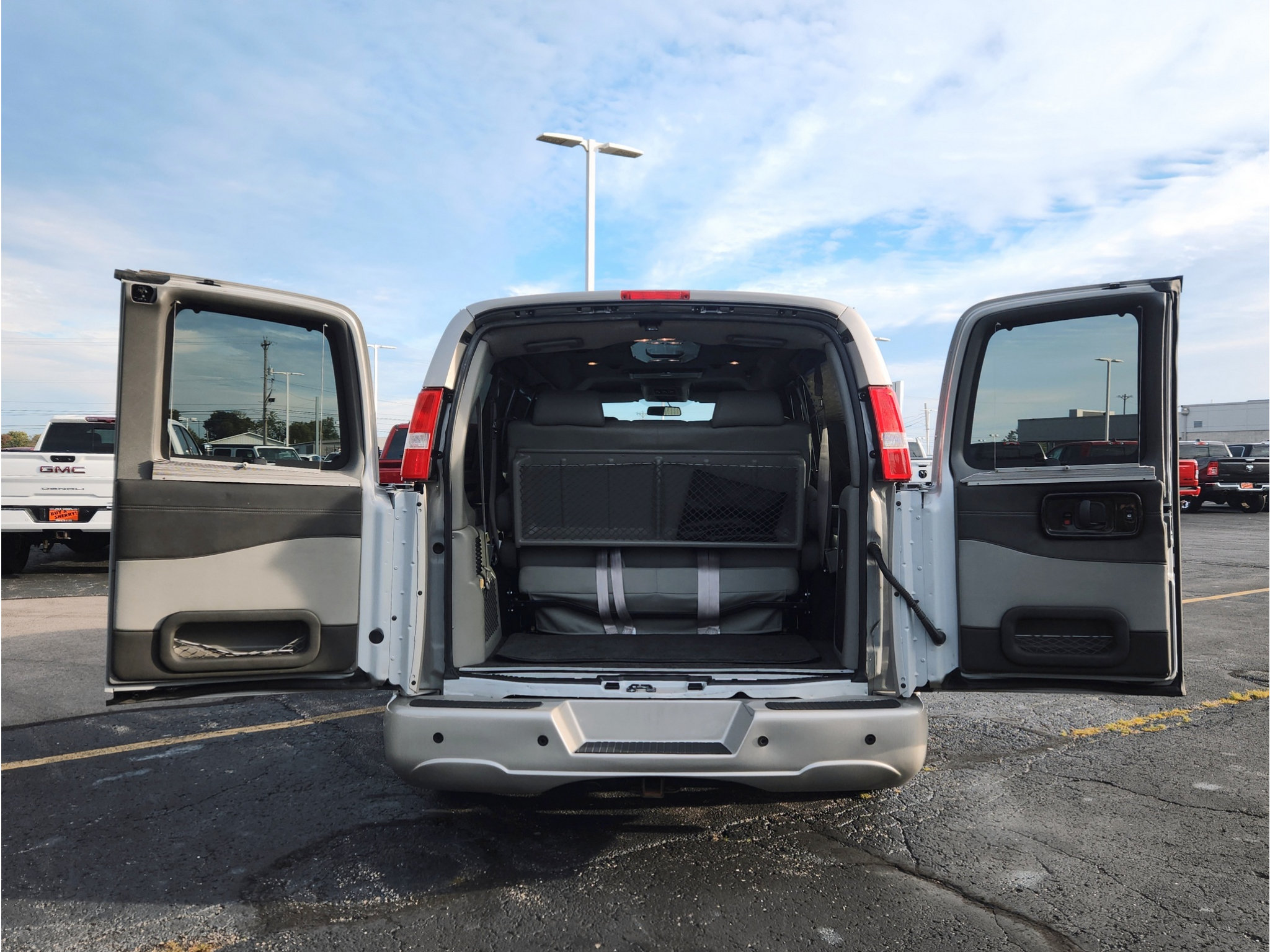 Used 2022 GMC Savana 2500 w/ Enhanced Convenience Package RWD image 17