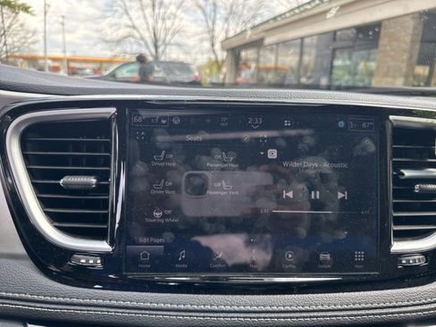 Used 2024 Chrysler Pacifica Limited w/ S Appearance Package image 23