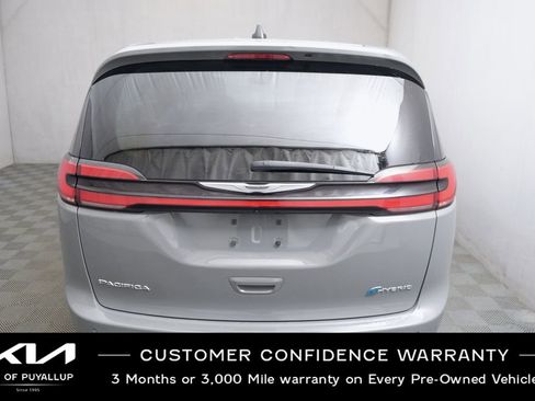Used 2023 Chrysler Pacifica Touring-L image 6
