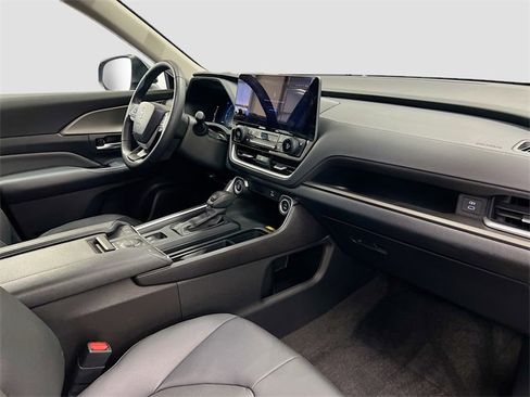 Used 2024 Toyota Grand Highlander XLE image 32