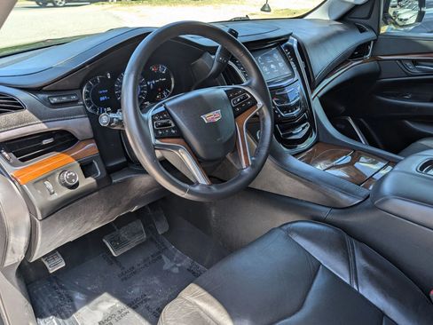 Used 2018 Cadillac Escalade ESV Luxury RWD image 21
