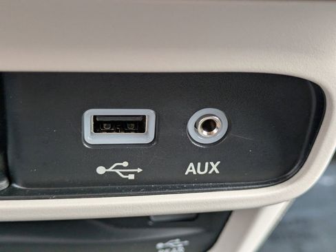 Used 2019 Chrysler Pacifica Limited image 24