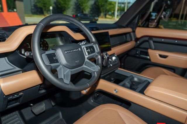 Used 2025 Land Rover Defender 130 X-Dynamic SE AWD/4WD image 11