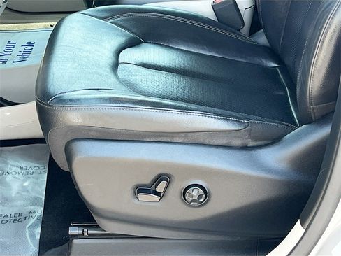 Used 2018 Chrysler Pacifica Touring-L image 18