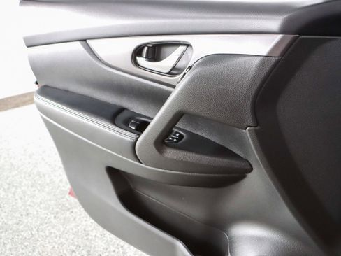 Used 2016 Nissan Rogue SV image 21