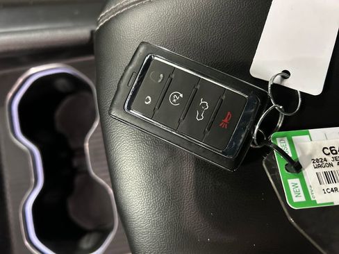 Used 2024 Jeep Grand Cherokee Altitude image 22