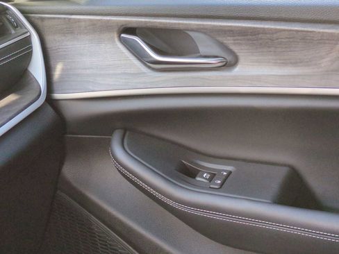 Used 2024 Jeep Grand Cherokee Limited image 37